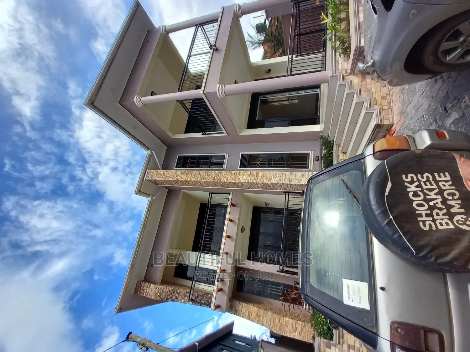 Furnished 5bdrm Mansion in Kira Organised for Sale