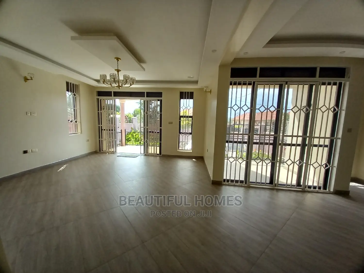 Furnished 5bdrm Mansion in Kira Organised for Sale