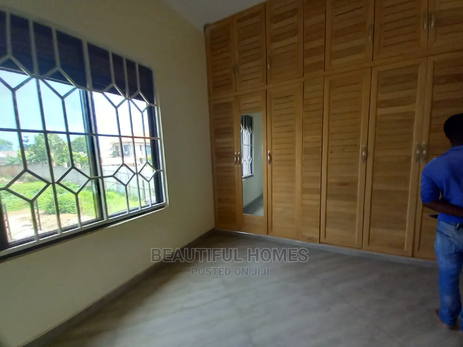 Furnished 5bdrm Mansion in Kira Organised for Sale