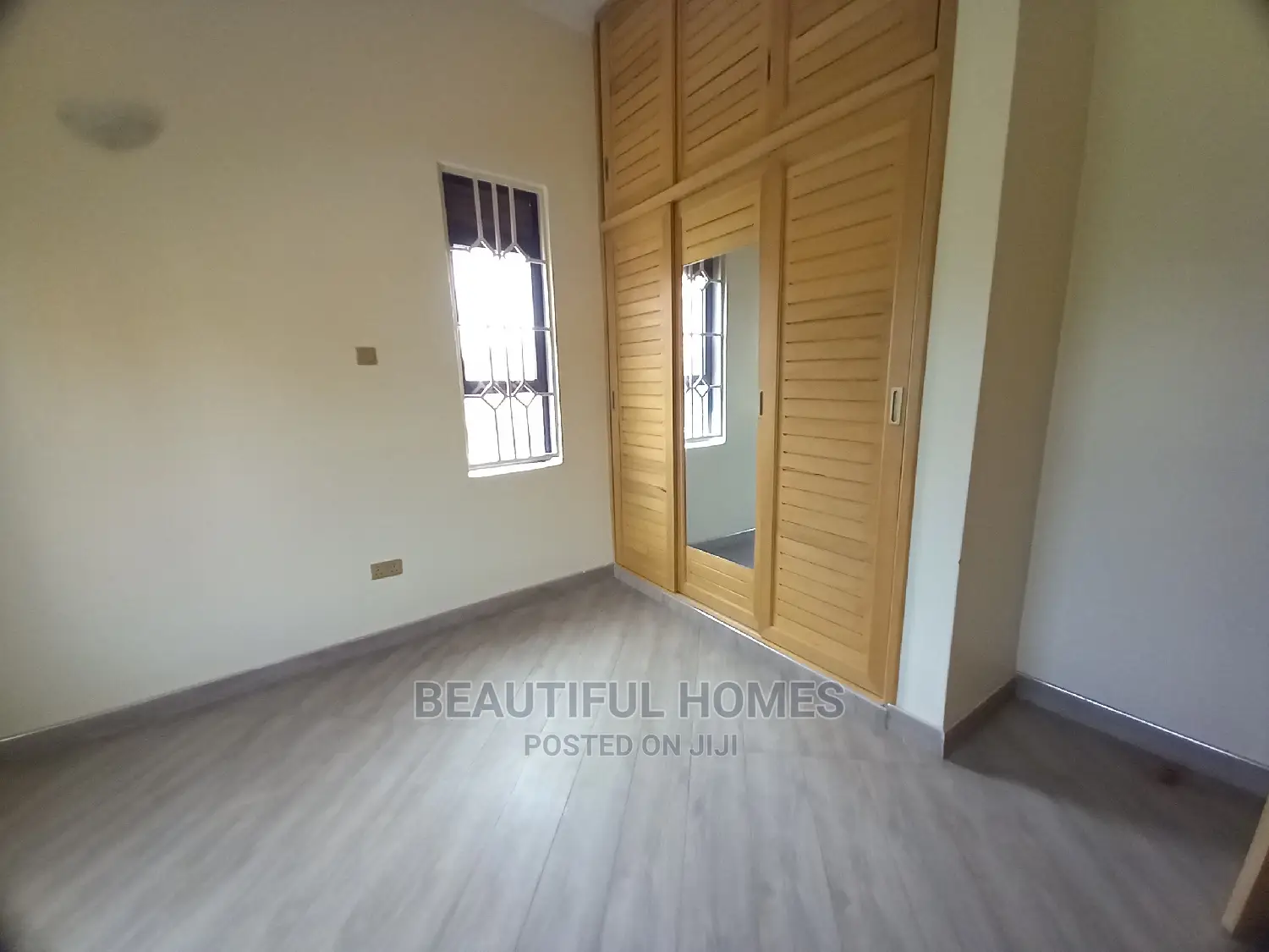 Furnished 5bdrm Mansion in Executive Estate, Kira for Sale