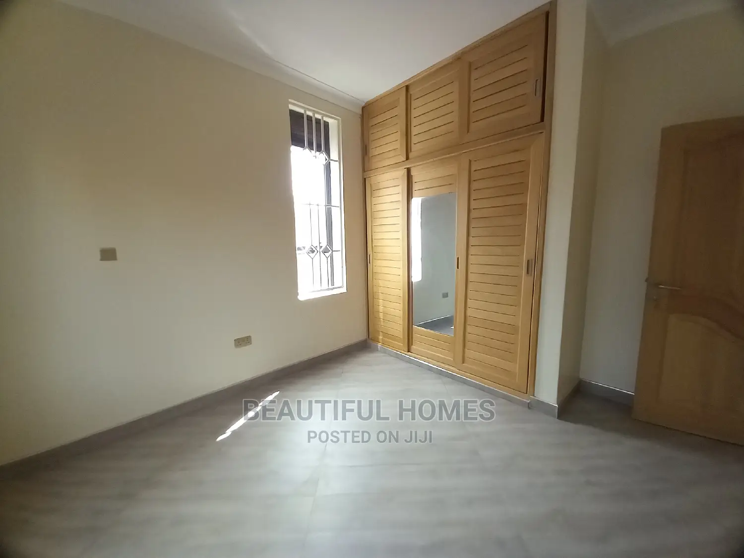 Furnished 5bdrm Mansion in Executive Estate, Kira for Sale