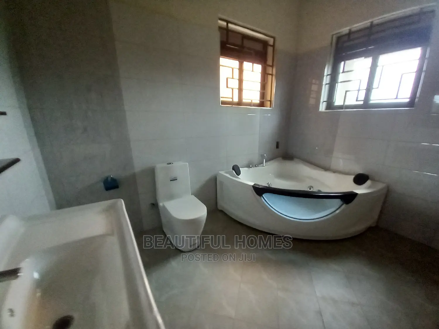 Furnished 5bdrm Mansion in Kira Very Executive for Sale