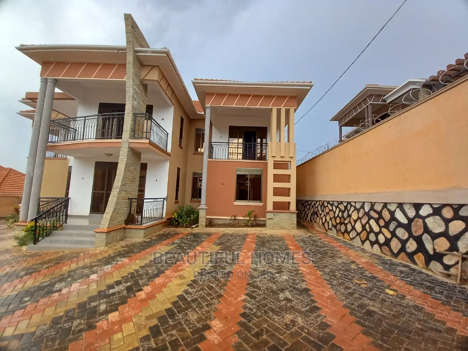 Furnished 6bdrm Duplex in Najjera Executive, Central Division for Sale