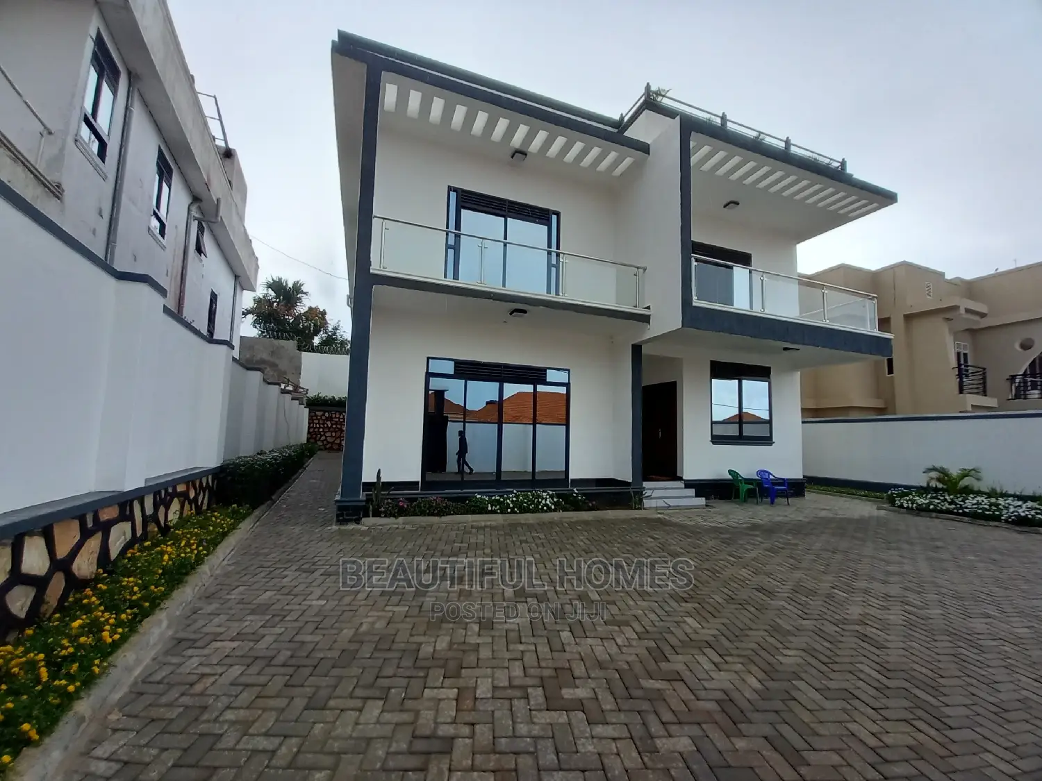 Furnished 6bdrm Mansion in Kira Corporate, Central Division for Sale