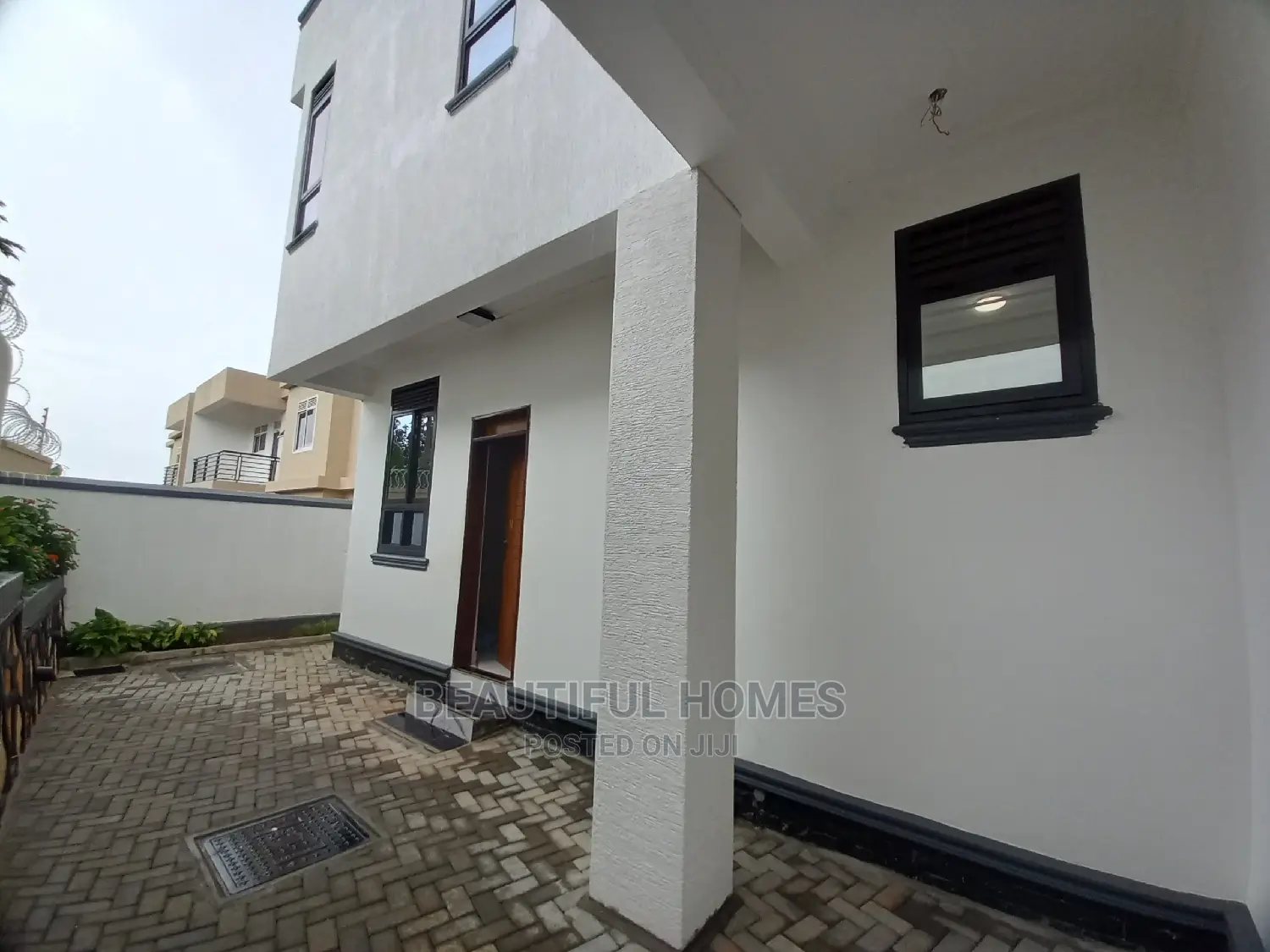 Furnished 6bdrm Mansion in Kira Corporate, Central Division for Sale