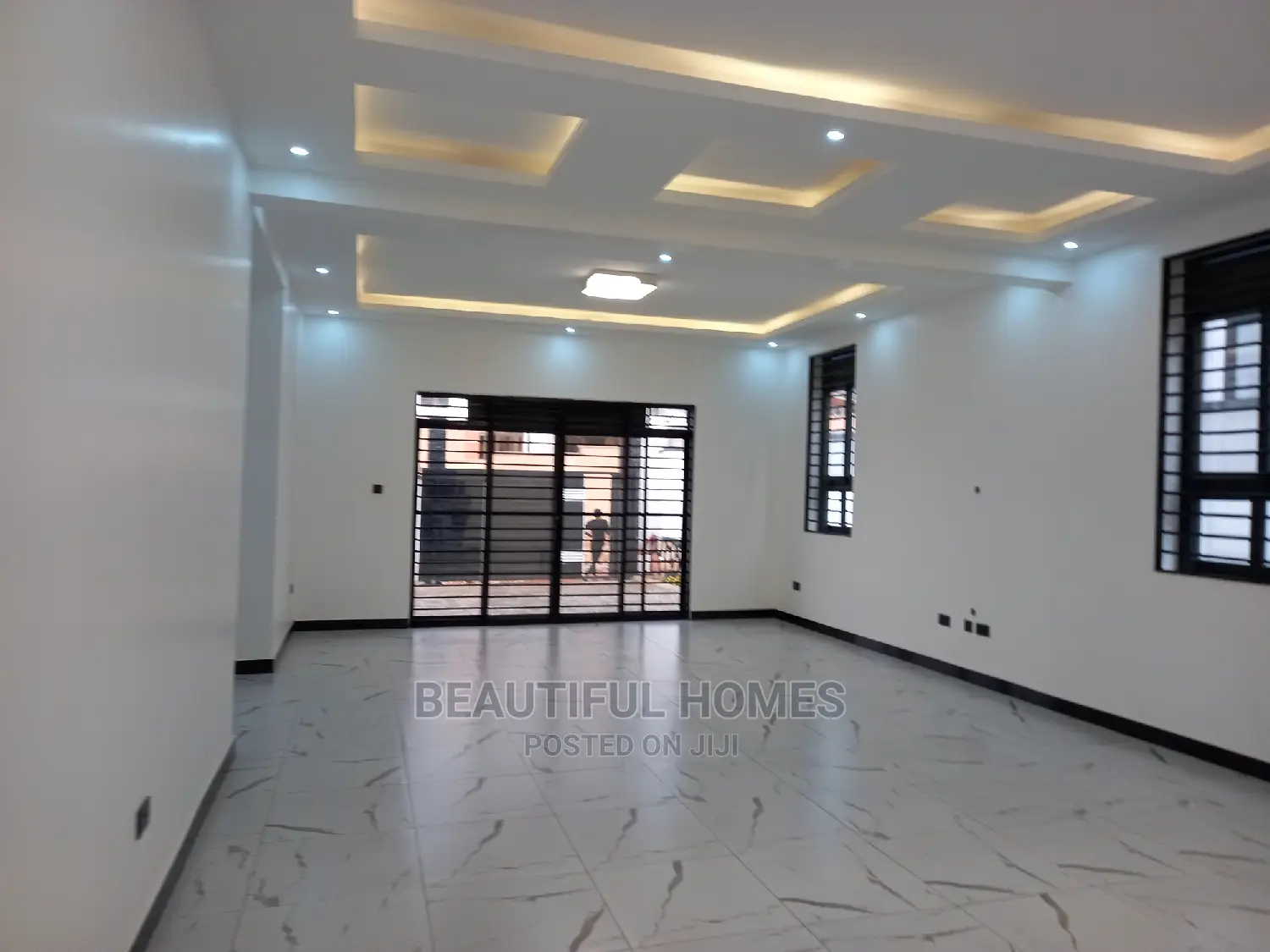Furnished 6bdrm Mansion in Kira Corporate, Central Division for Sale