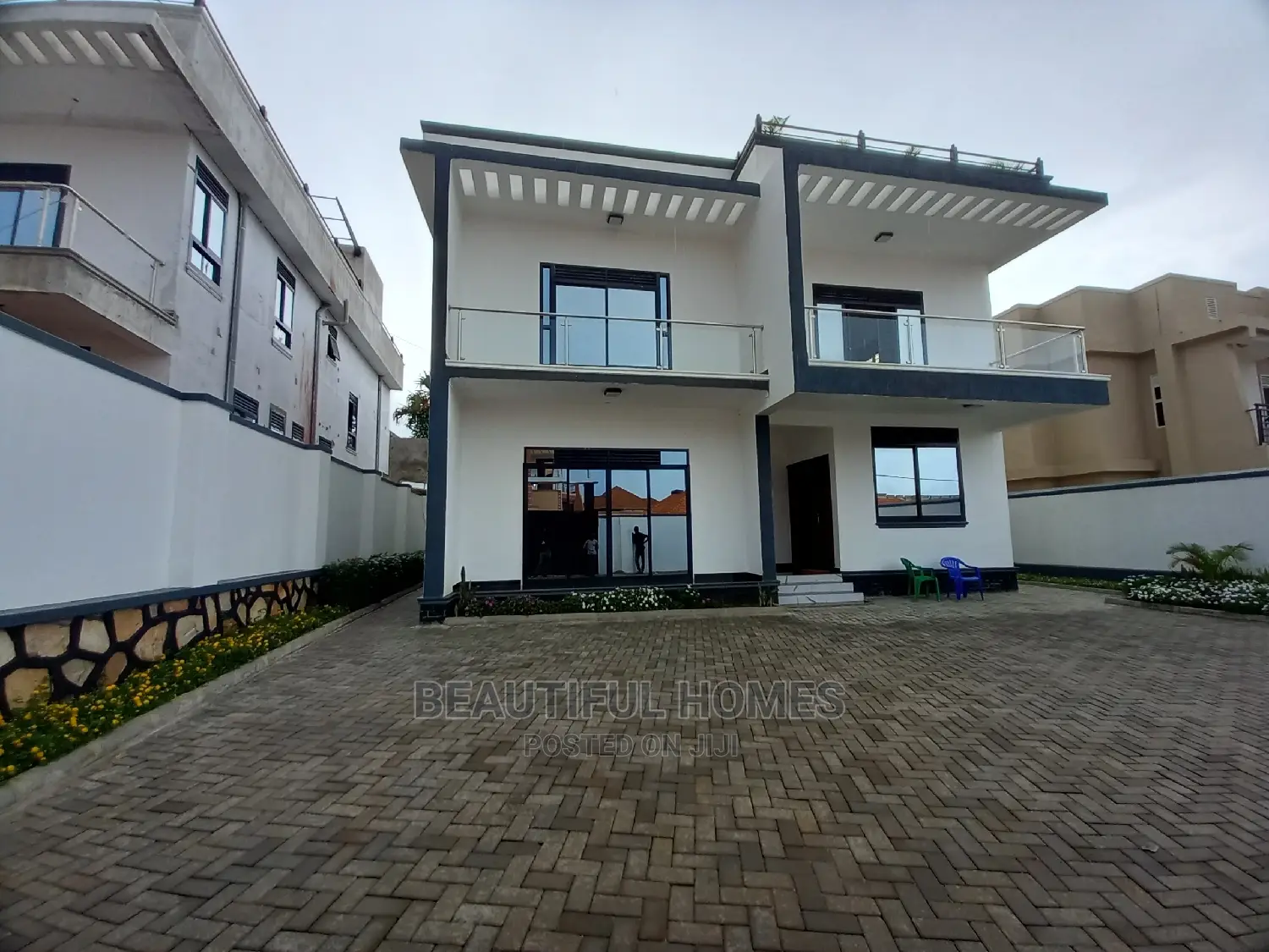 Furnished 6bdrm Mansion in Kira Tarmack Estate for Sale