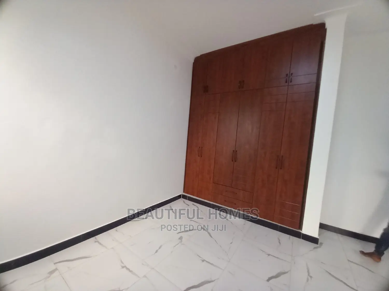 Furnished 6bdrm Mansion in Kira Tarmack Estate for Sale