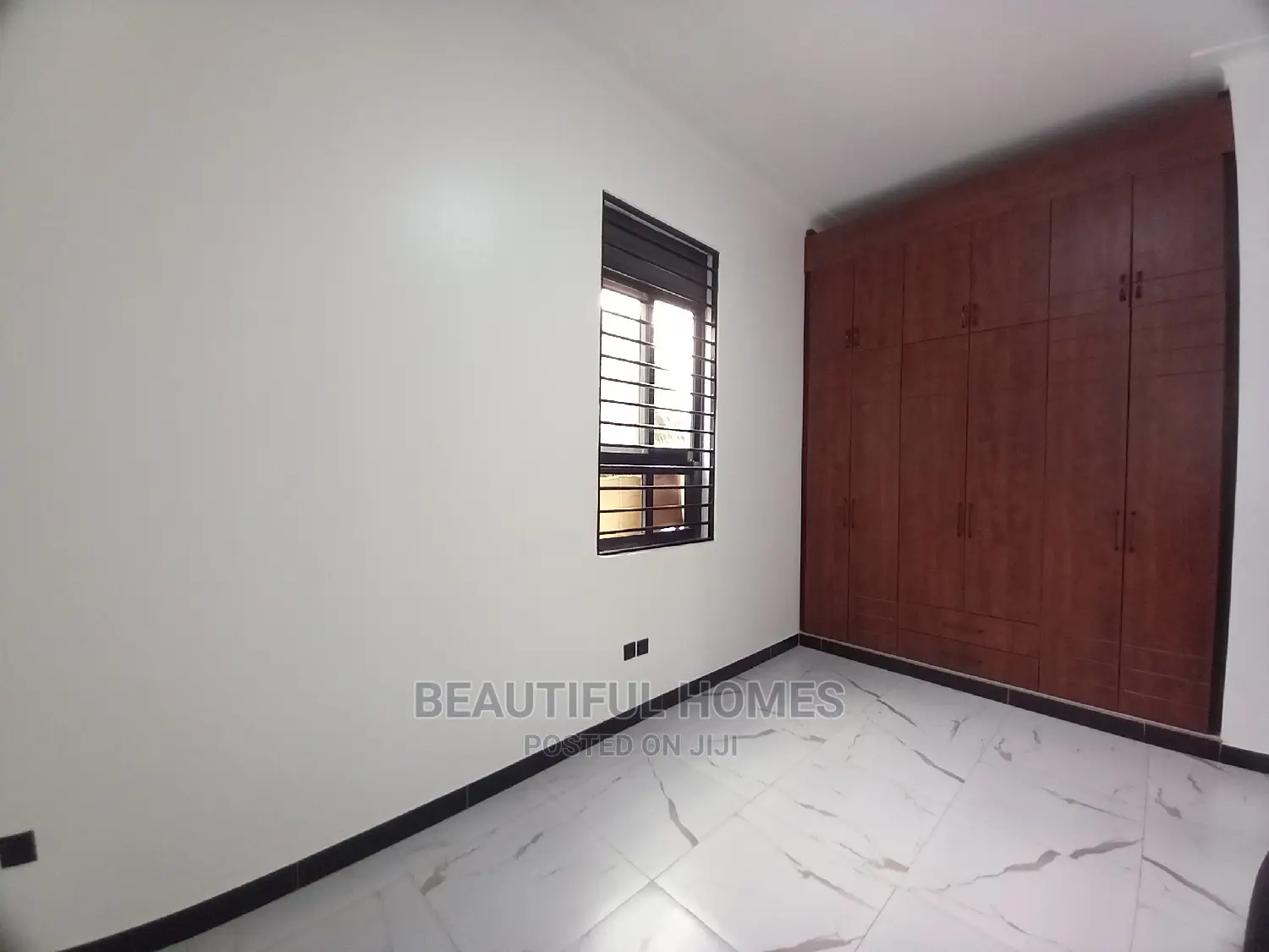 Furnished 6bdrm Mansion in Kira Tarmack Estate for Sale