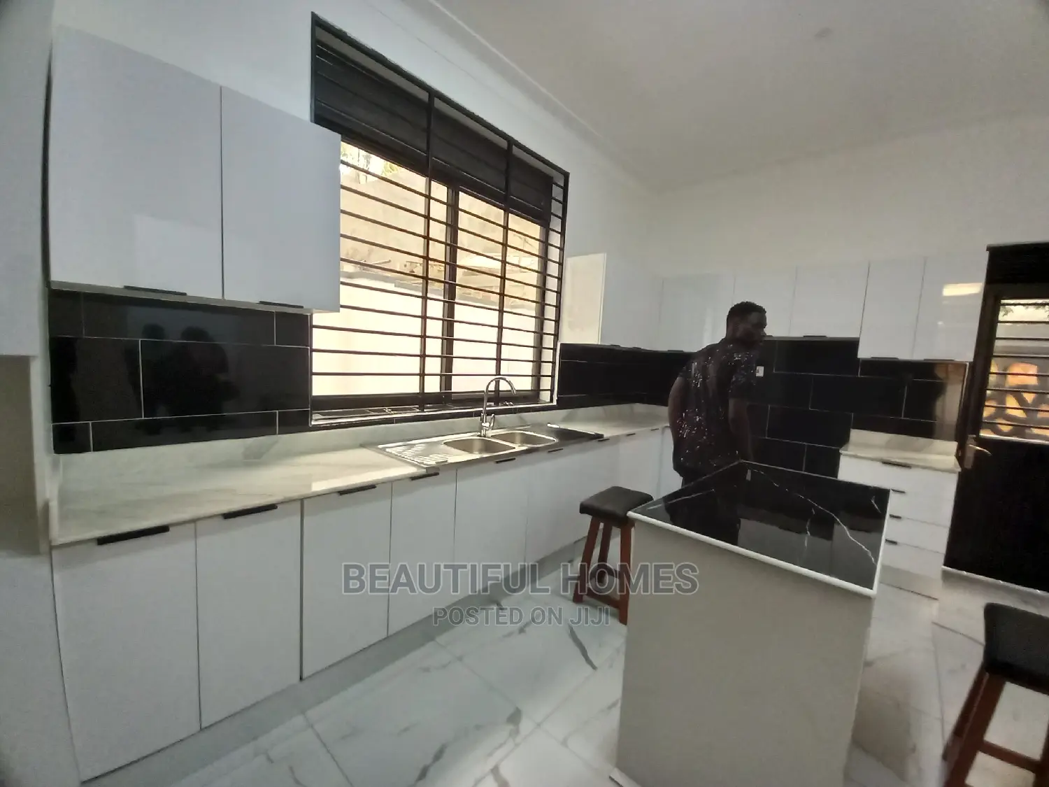 Furnished 6bdrm Mansion in Kira Ministers for Sale