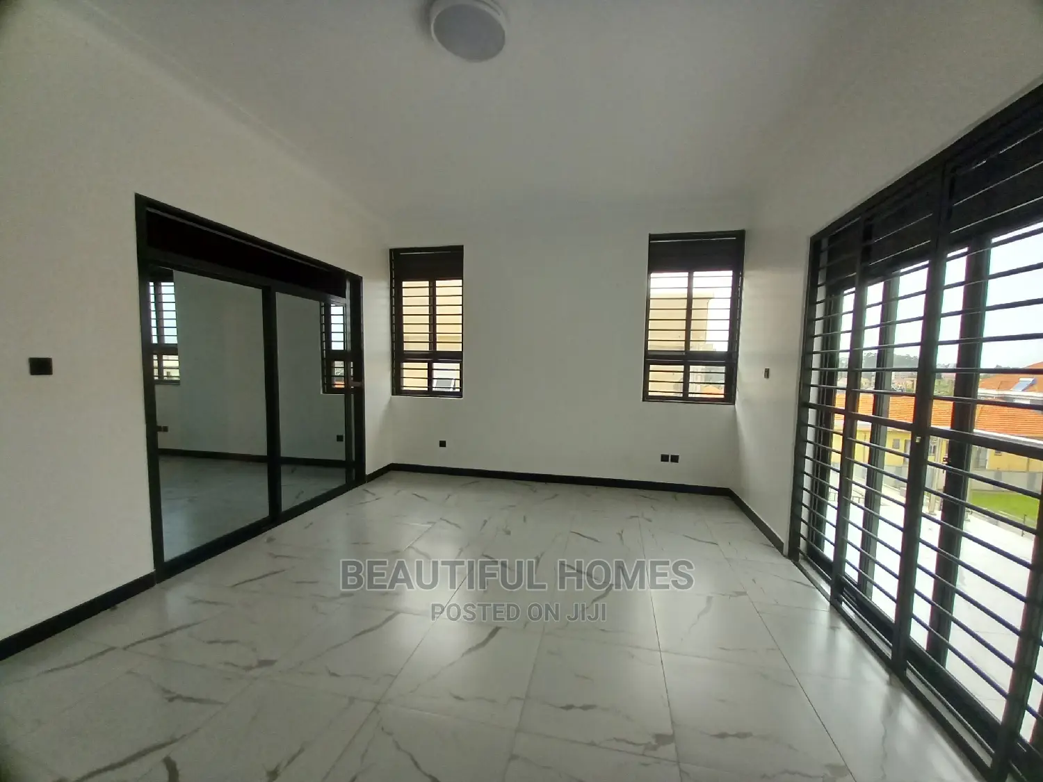Furnished 6bdrm Mansion in Kira Corporate for Sale