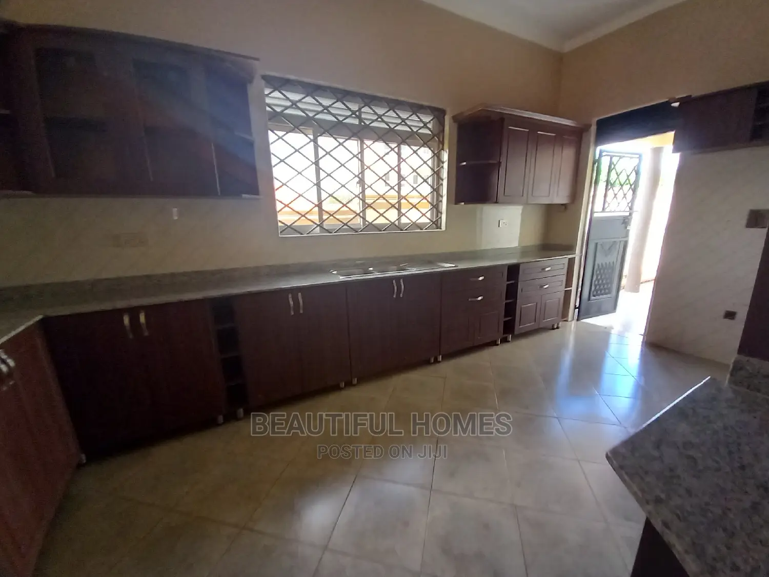 Furnished 4bdrm House in Kira Posh for Sale