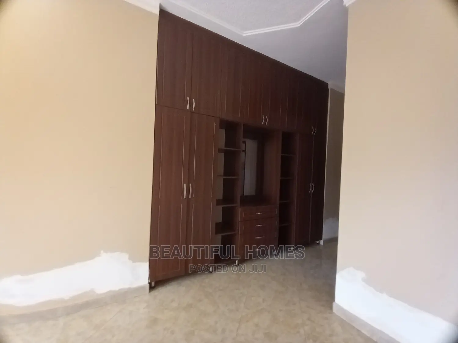 Furnished 4bdrm House in Kira Posh for Sale