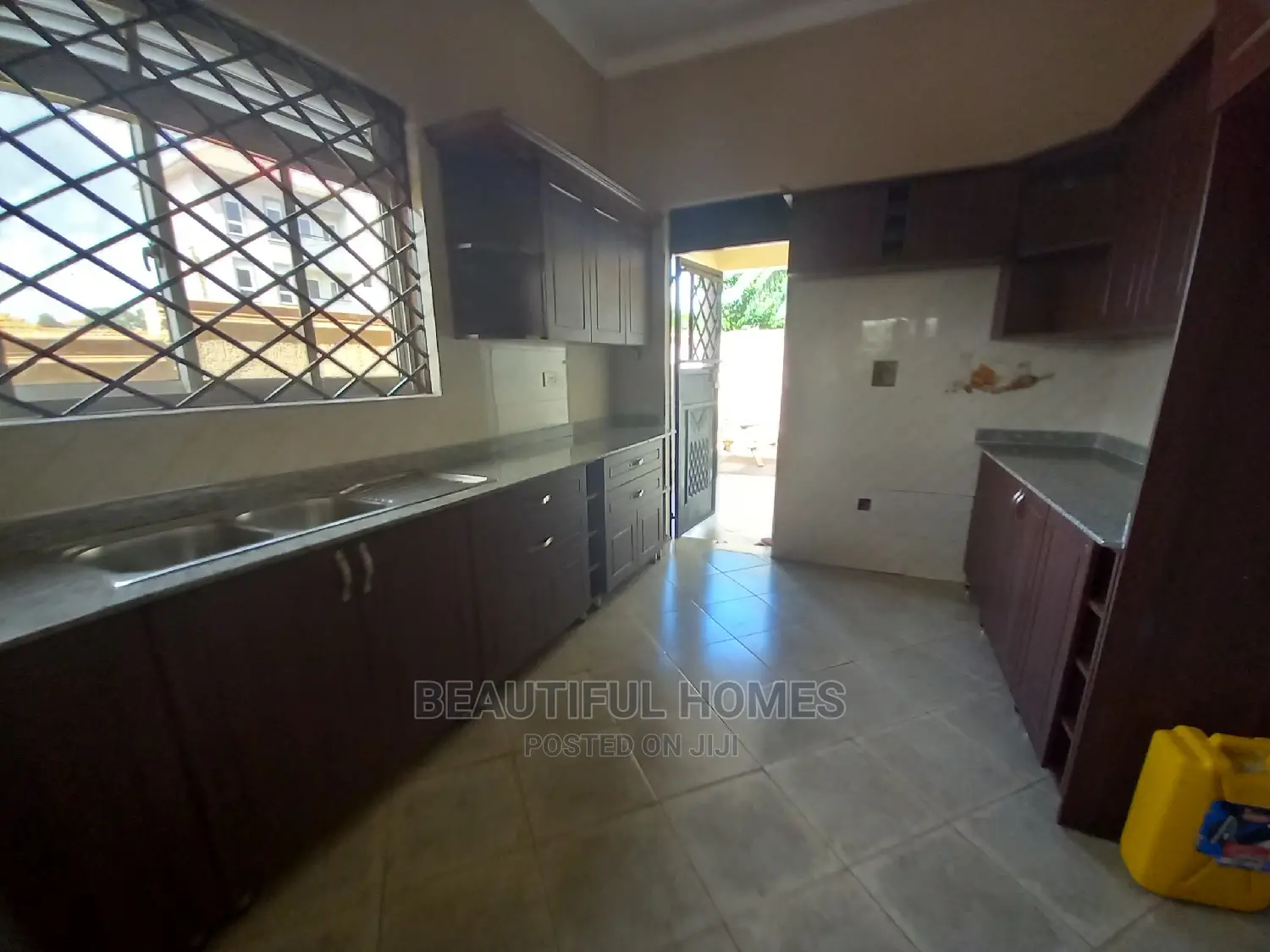 Furnished 4bdrm Bungalow in Kira Tarmacked for Sale