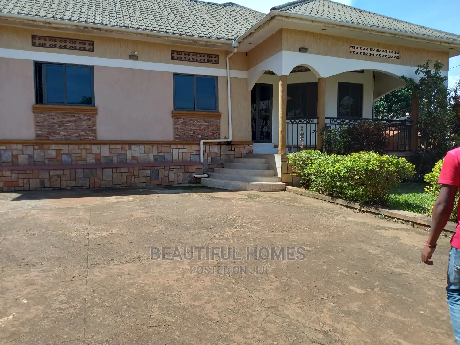 Furnished 4bdrm Bungalow in Kira for Sale