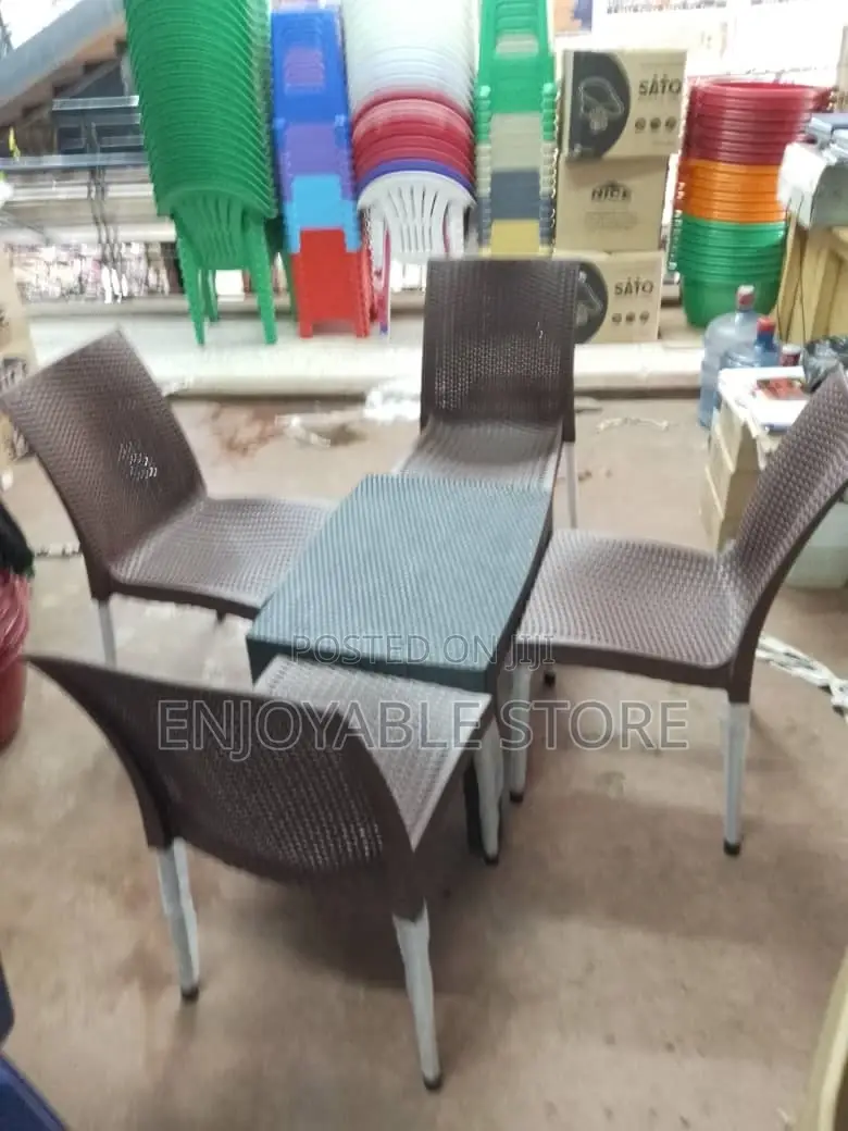 Plastic Set of Strong Medium Table and Chairs