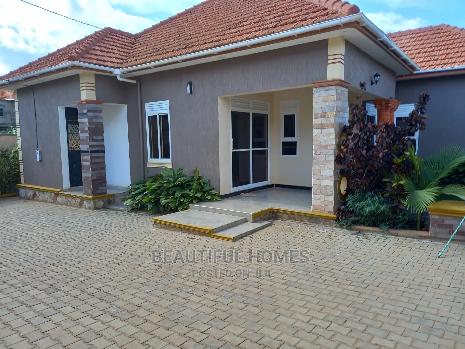 Furnished 4bdrm Bungalow in Kira for Sale