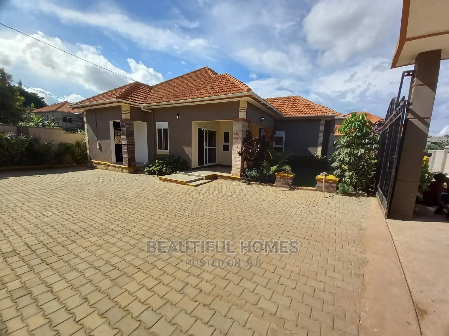 Furnished 4bdrm Bungalow in Kira Tarmacked for Sale