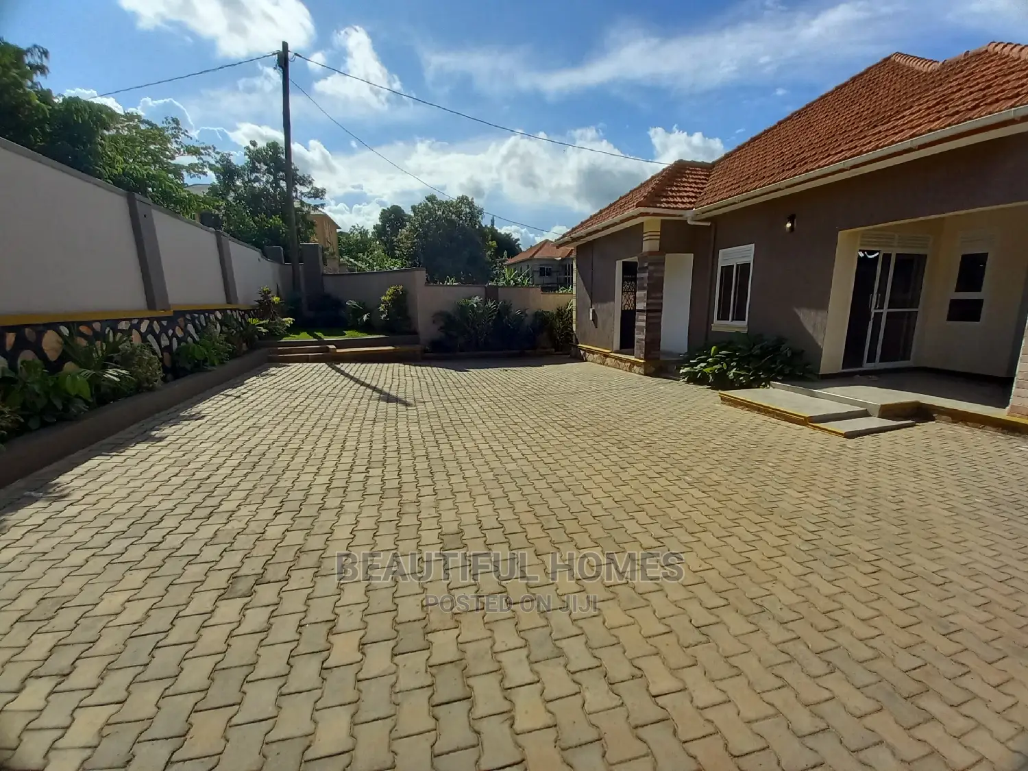 Furnished 4bdrm Bungalow in Kira Tarmacked for Sale