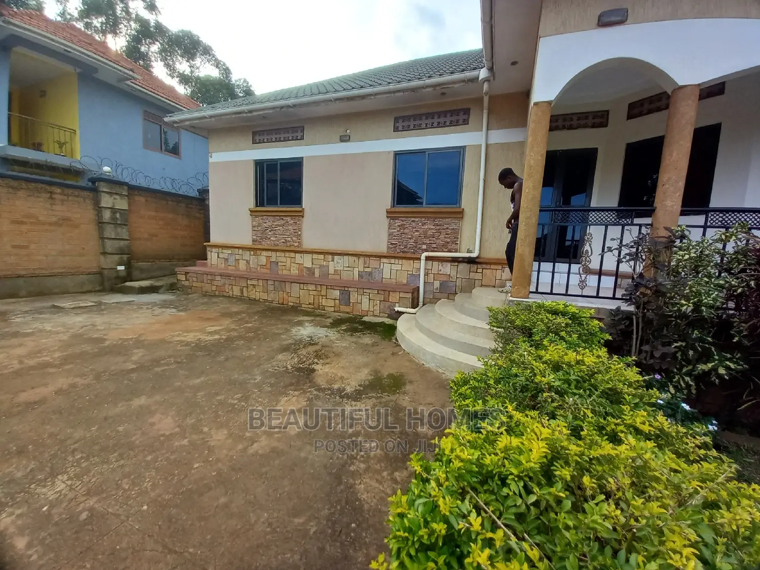 Furnished 4bdrm Bungalow in Kira Organised Lane for Sale