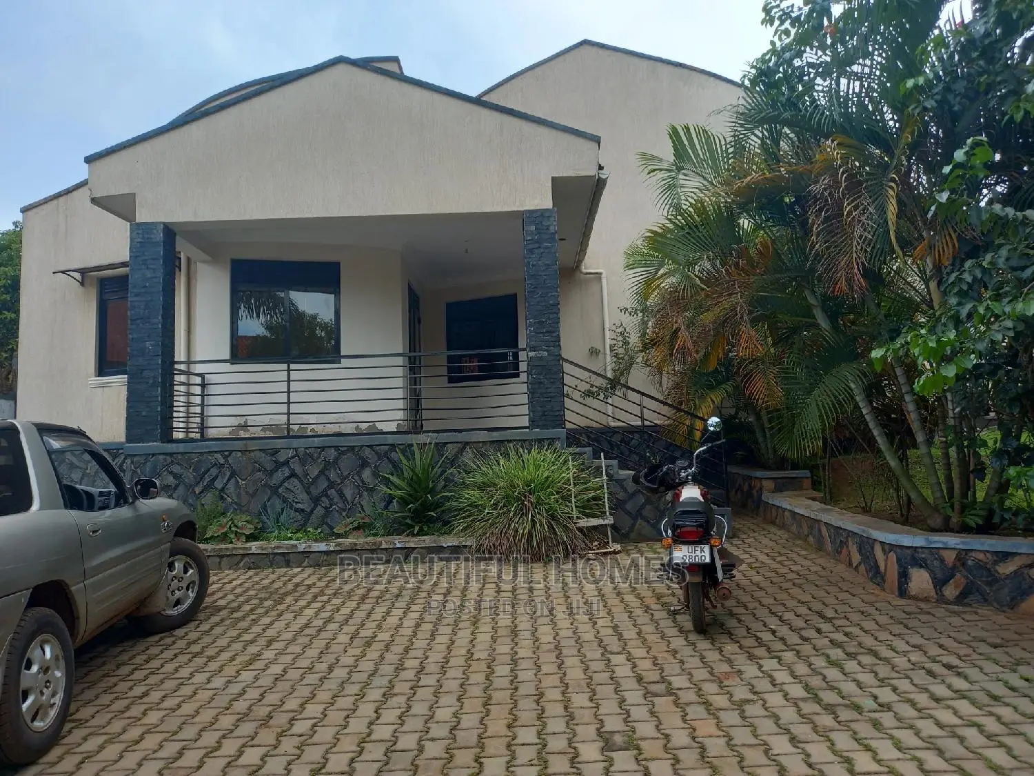 Furnished 4bdrm Bungalow in Kira for Sale