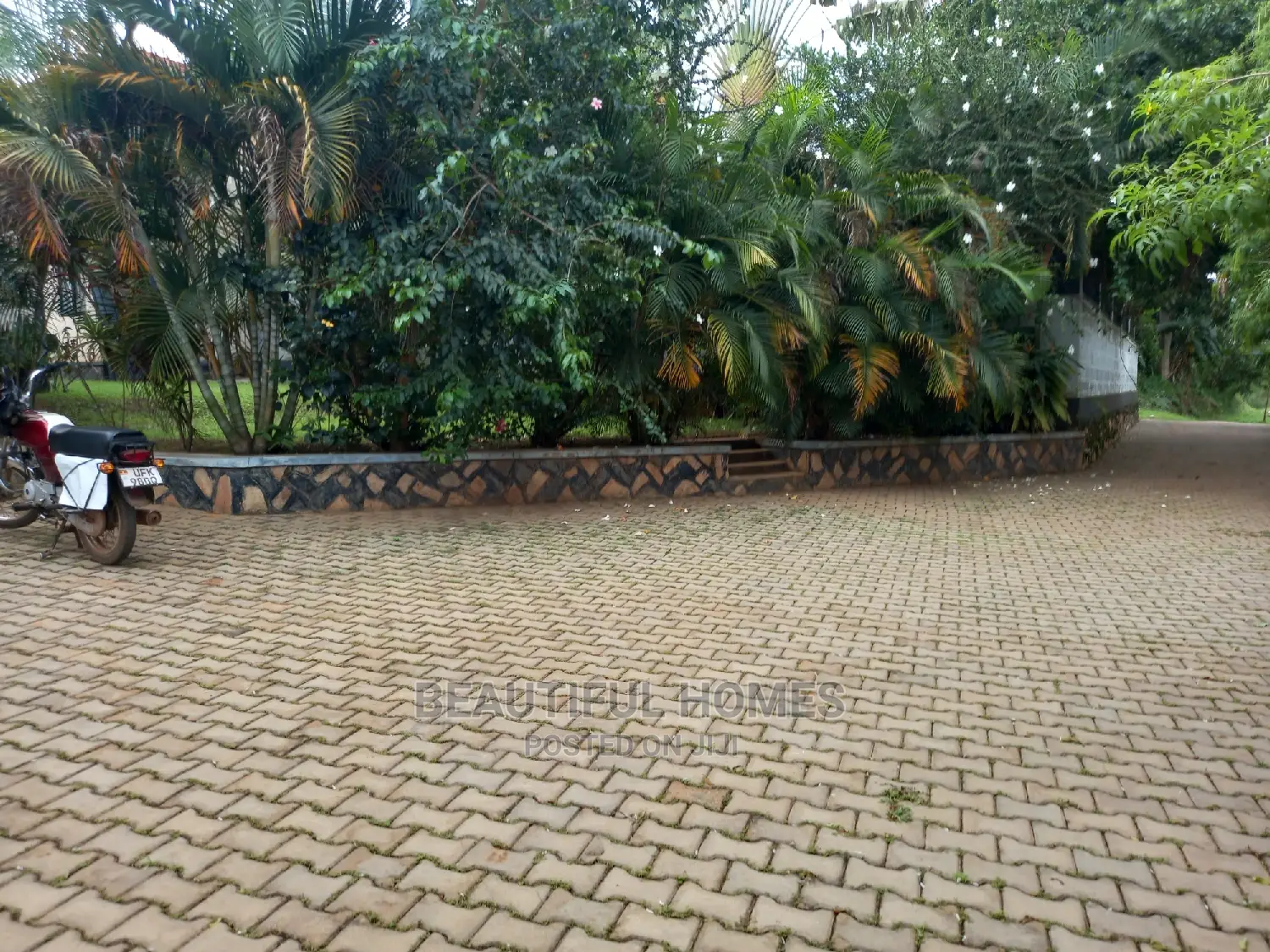 Furnished 4bdrm House in Kira for Sale