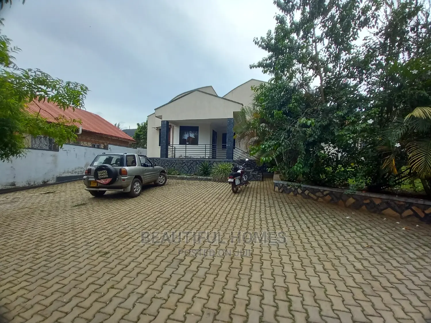Furnished 4bdrm House in Kira Posh for Sale