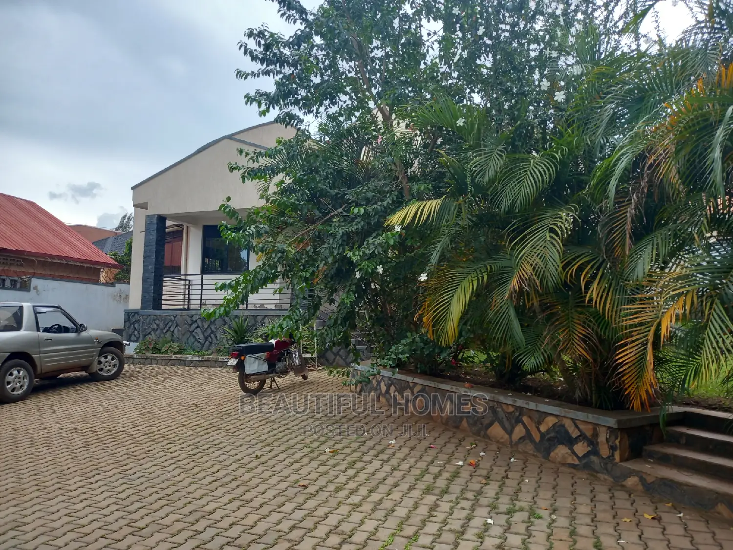 Furnished 4bdrm House in Kira Posh for Sale