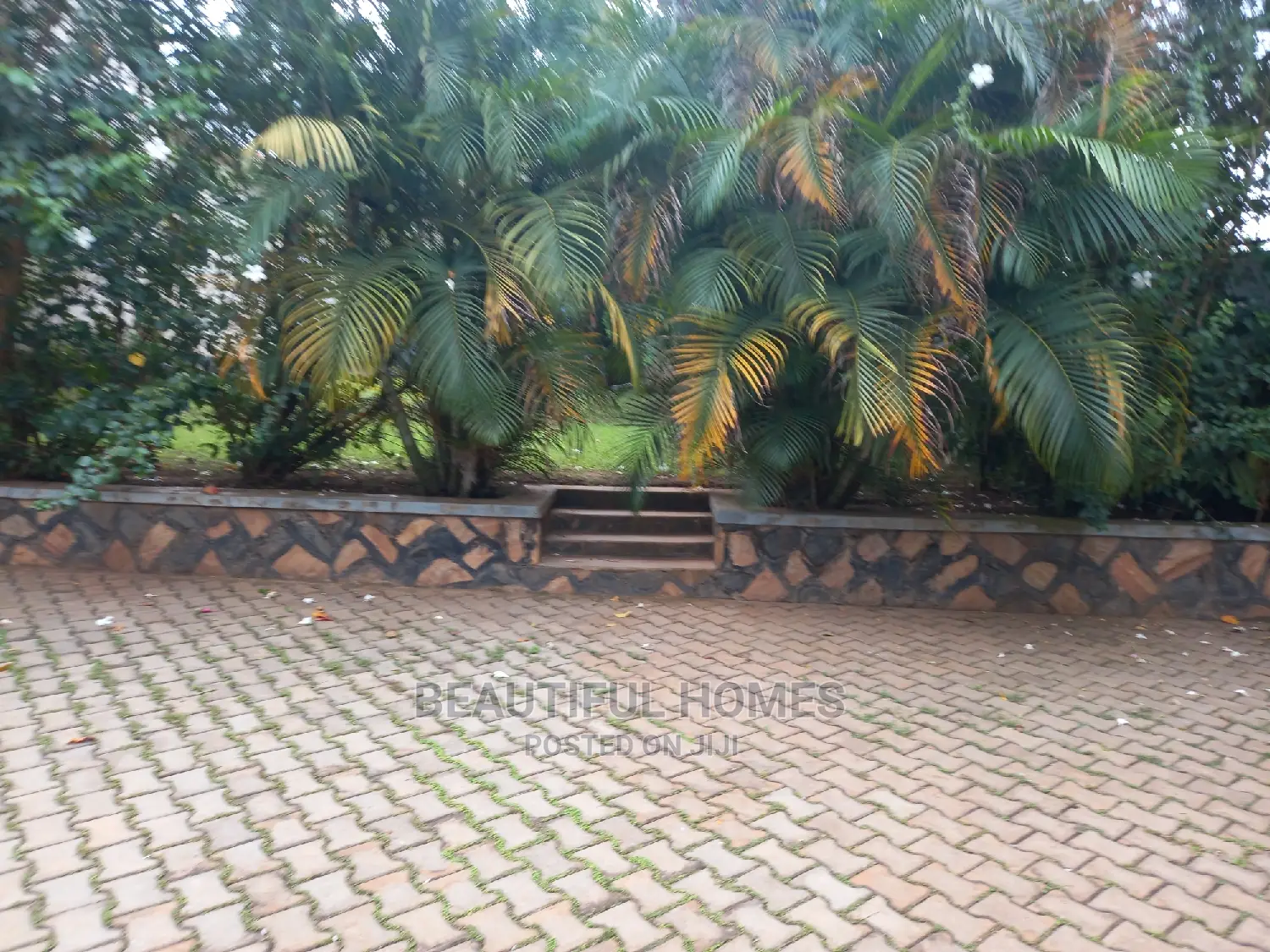 Furnished 4bdrm House in Kira Posh for Sale