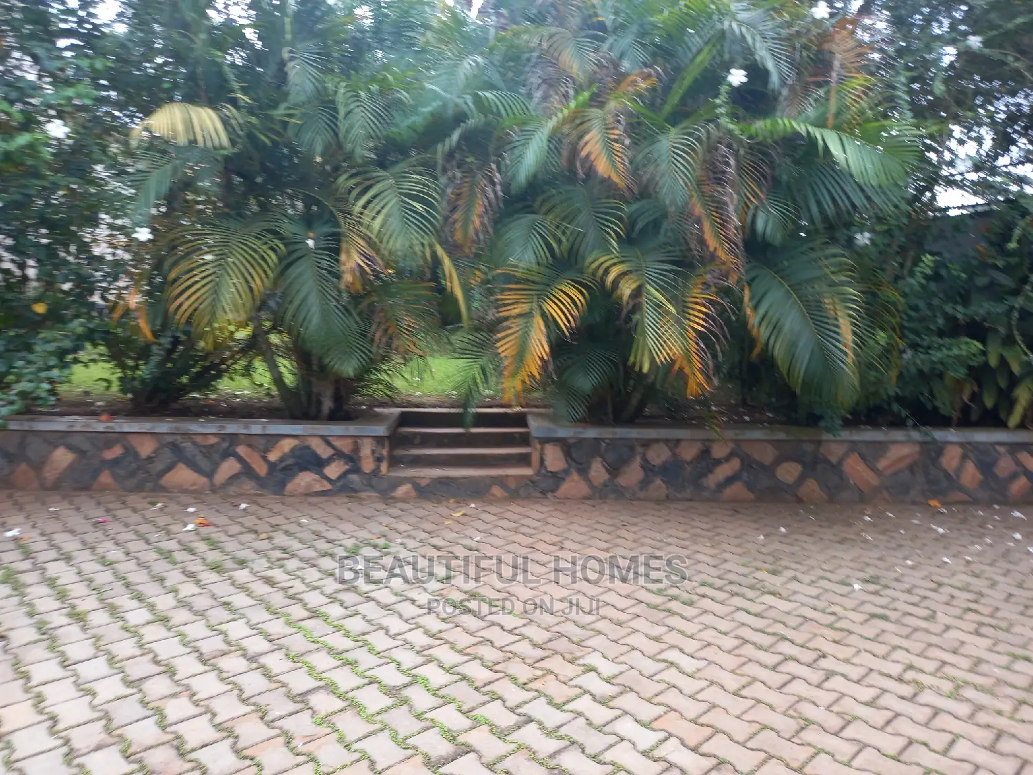 Furnished 4bdrm House in Kira Posh for Sale