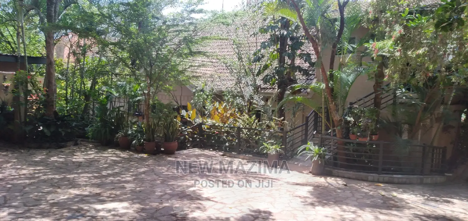 5bdrm Maisonette in Munyonyo Heights, Division a for Sale