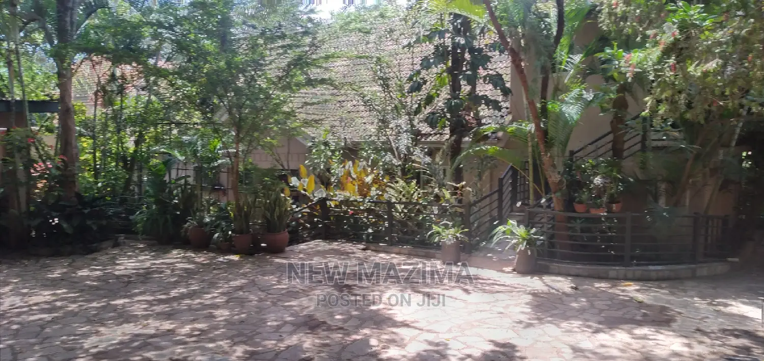 5bdrm Maisonette in Munyonyo Heights, Division a for Sale