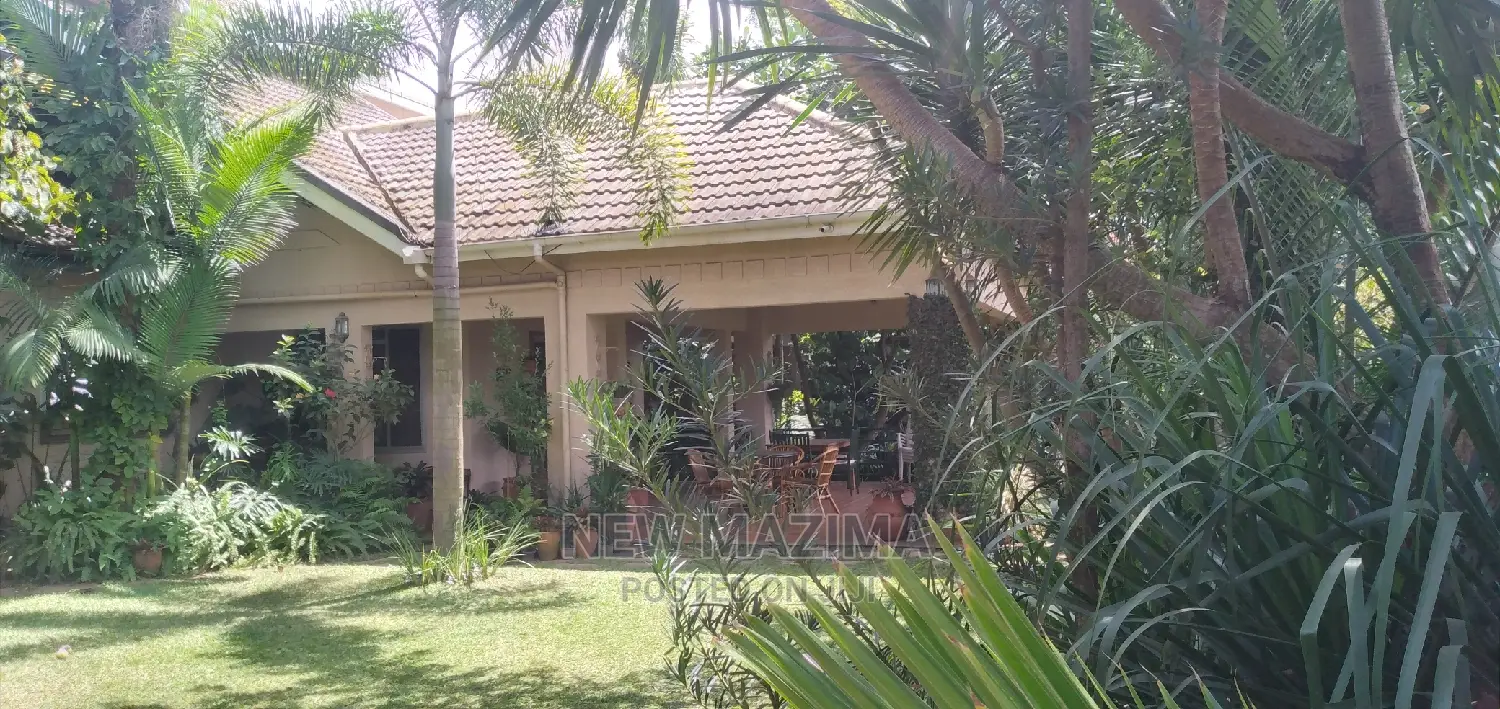 5bdrm Maisonette in Munyonyo Heights, Division a for Sale