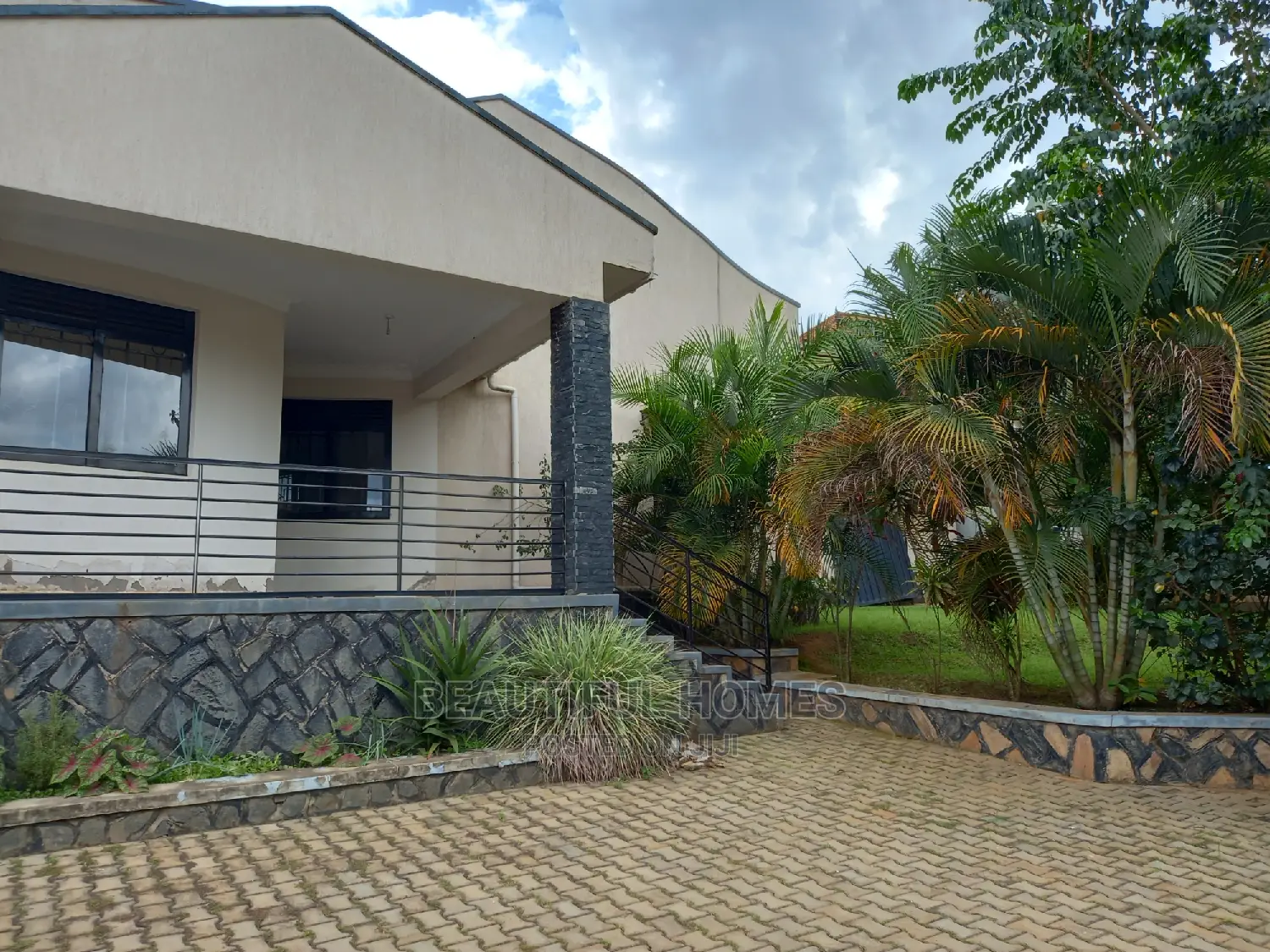 Furnished 4bdrm Bungalow in Kira Prime for Sale