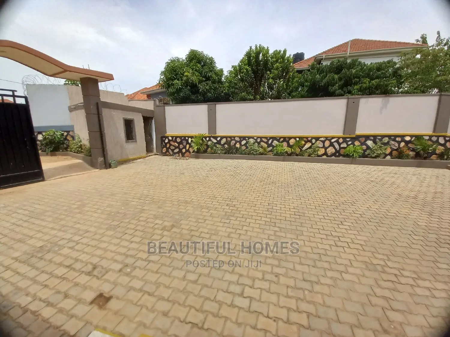 Furnished 4bdrm Bungalow in Kira Mamerito Road for Sale