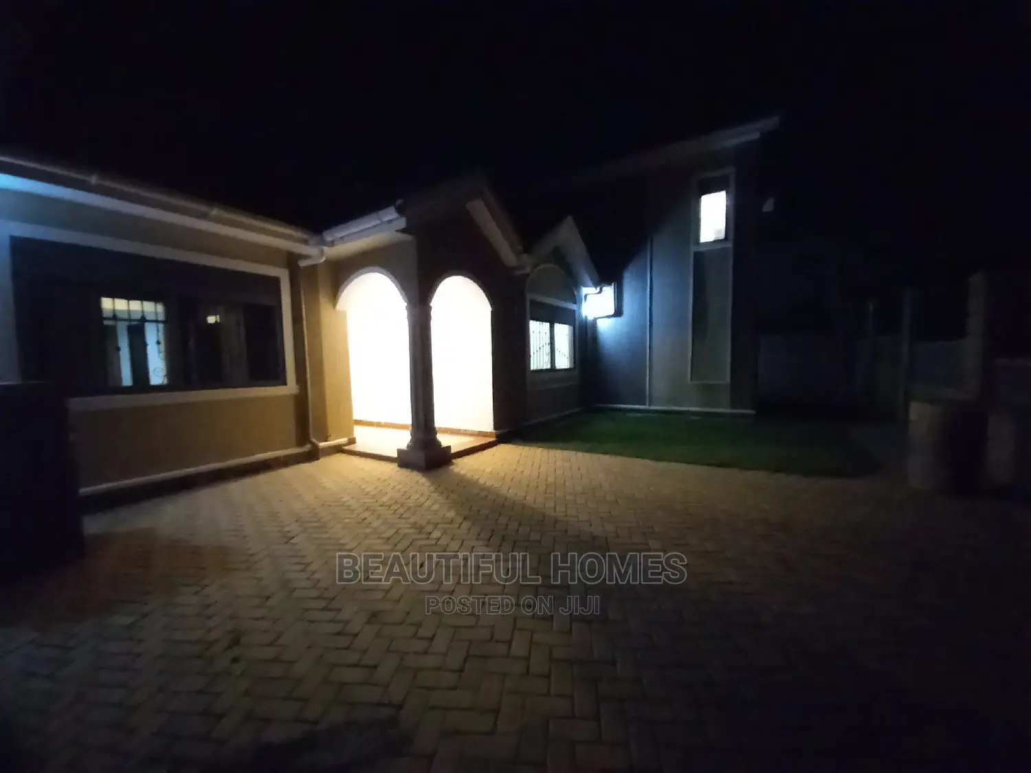 Furnished 4bdrm Mansion in Kira Wealthy for Sale