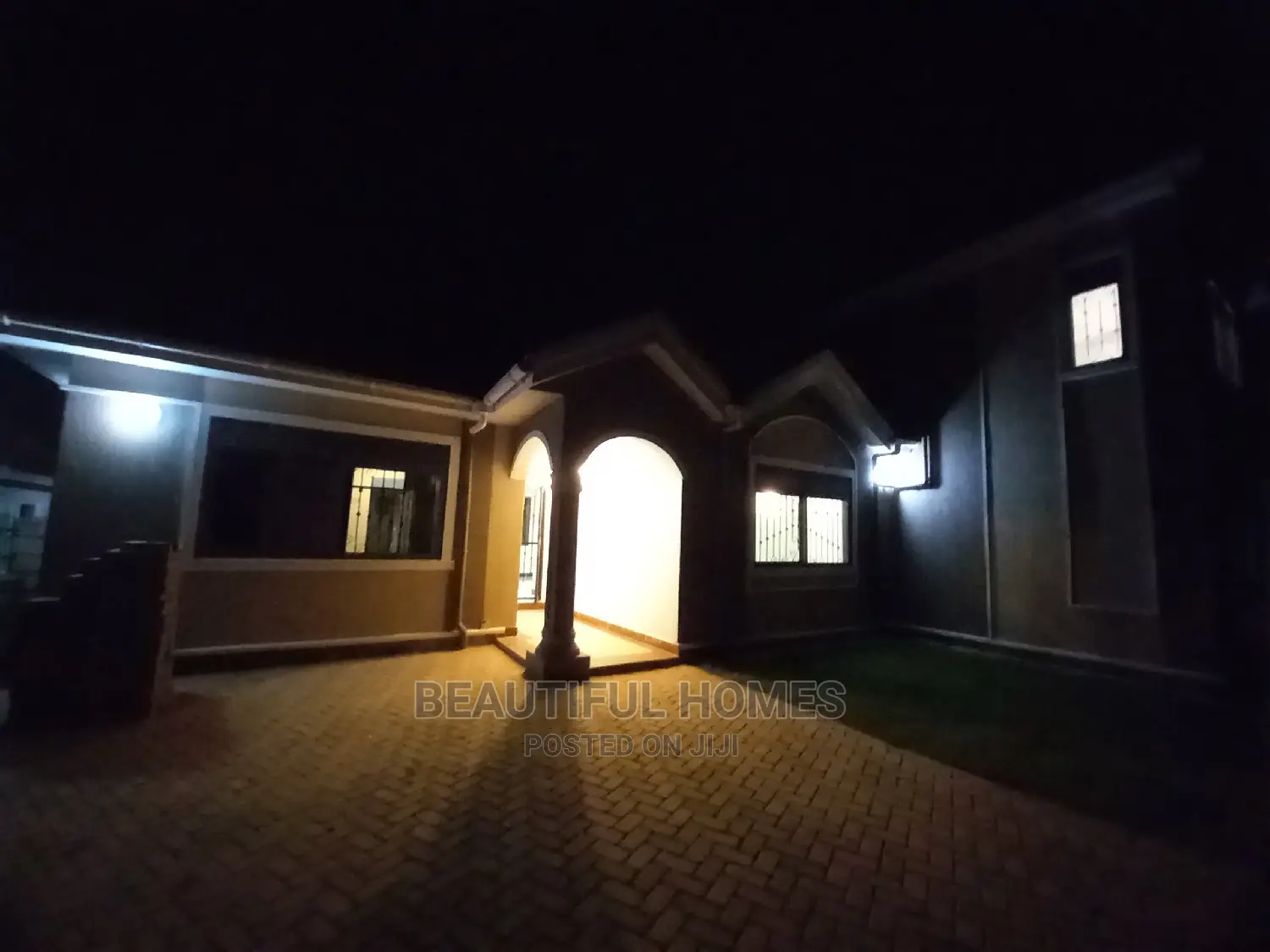 Furnished 4bdrm Mansion in Kira Wealthy for Sale