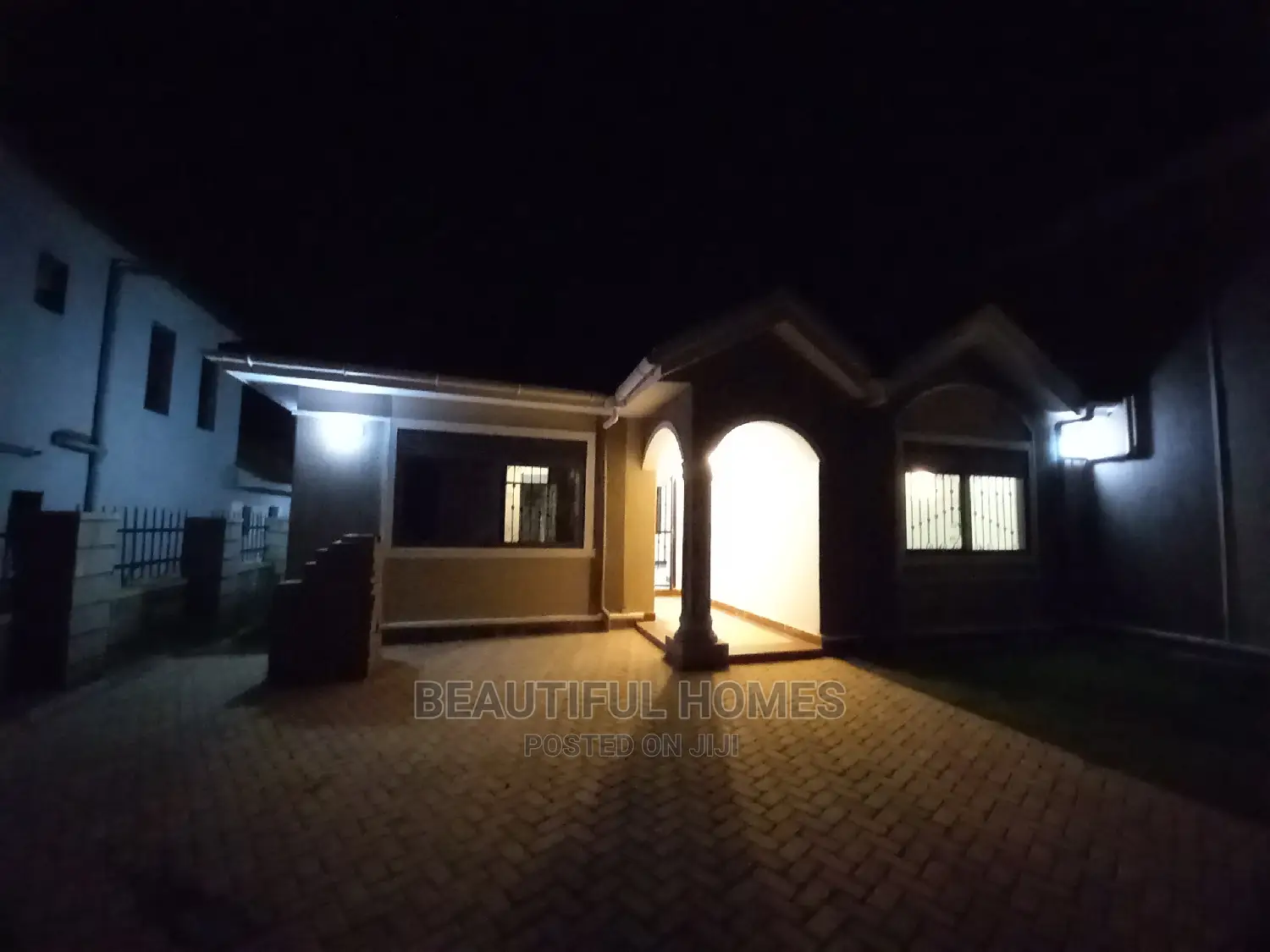 Furnished 4bdrm Mansion in Kira Wealthy for Sale