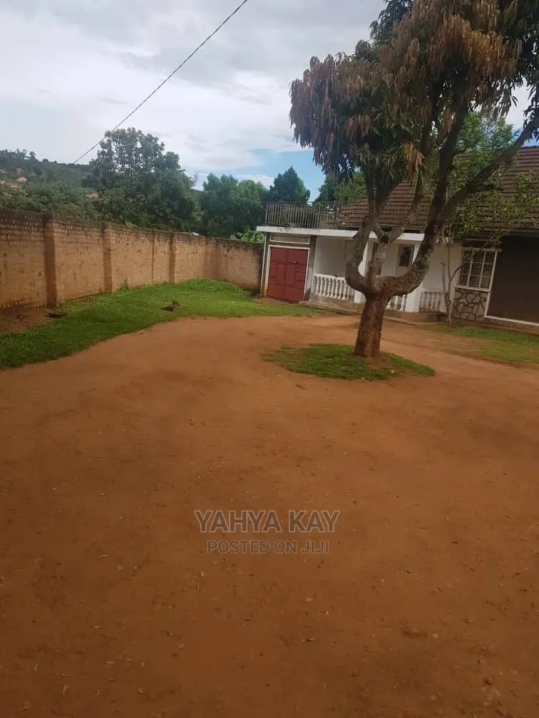 Furnished 3bdrm Mansion in Nyendo for sale