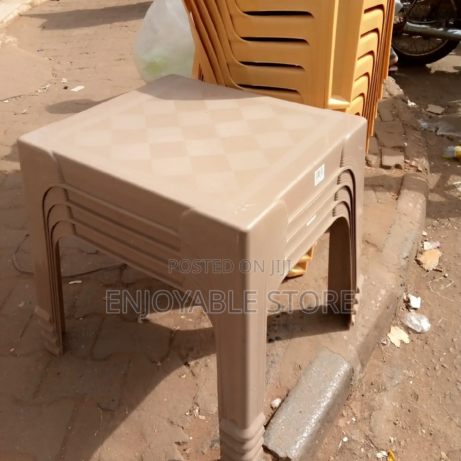 Plastic Strong Medium Table