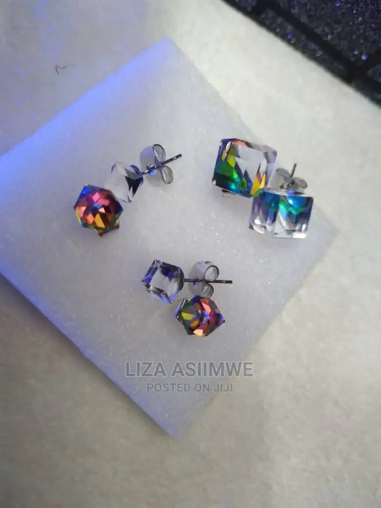 Simple Lady Earpins Available