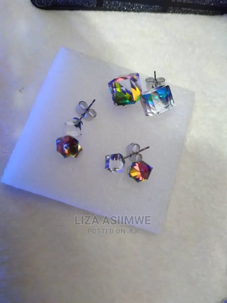 Simple Lady Earpins Available