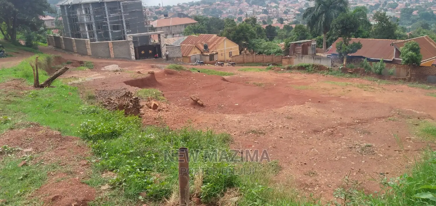 Very Beautiful Half Acre on in Heart of Makindye Kizungu