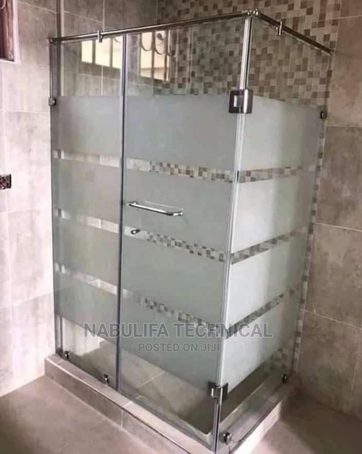 1.5mx1m Frameless Glass Shower Cabins Available at 1M Ugx in Central