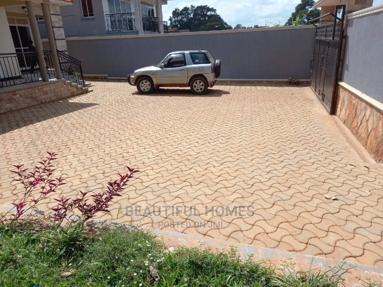 Furnished 4bdrm Bungalow in Kira for Sale