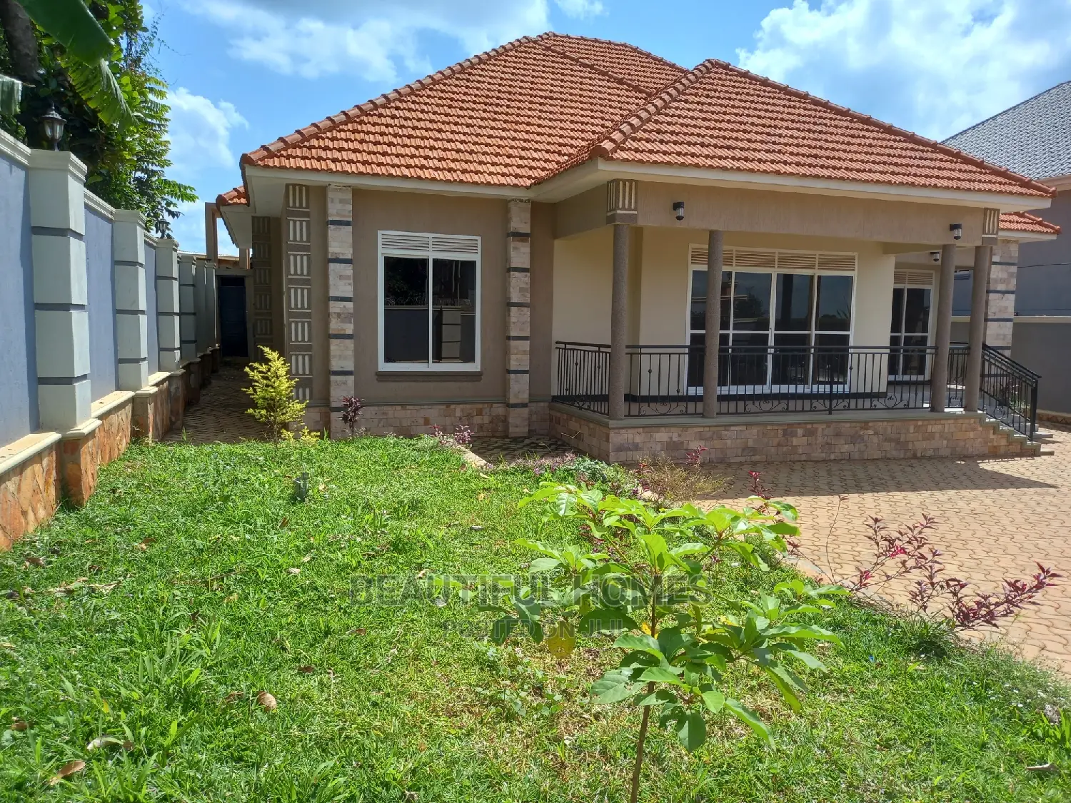 Furnished 4bdrm Bungalow in Kira Posh for Sale