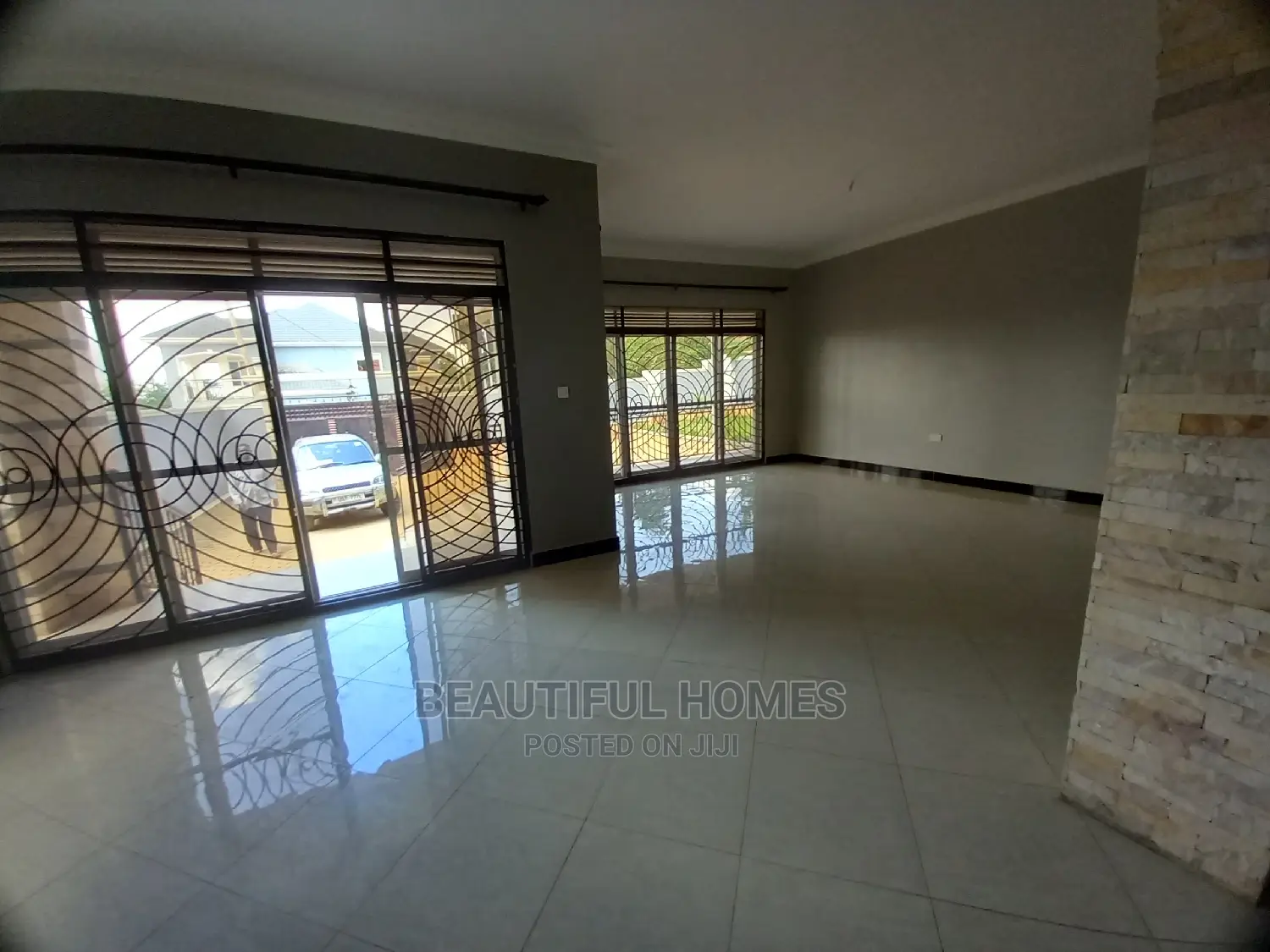 Furnished 4bdrm Bungalow in Kira Posh for Sale