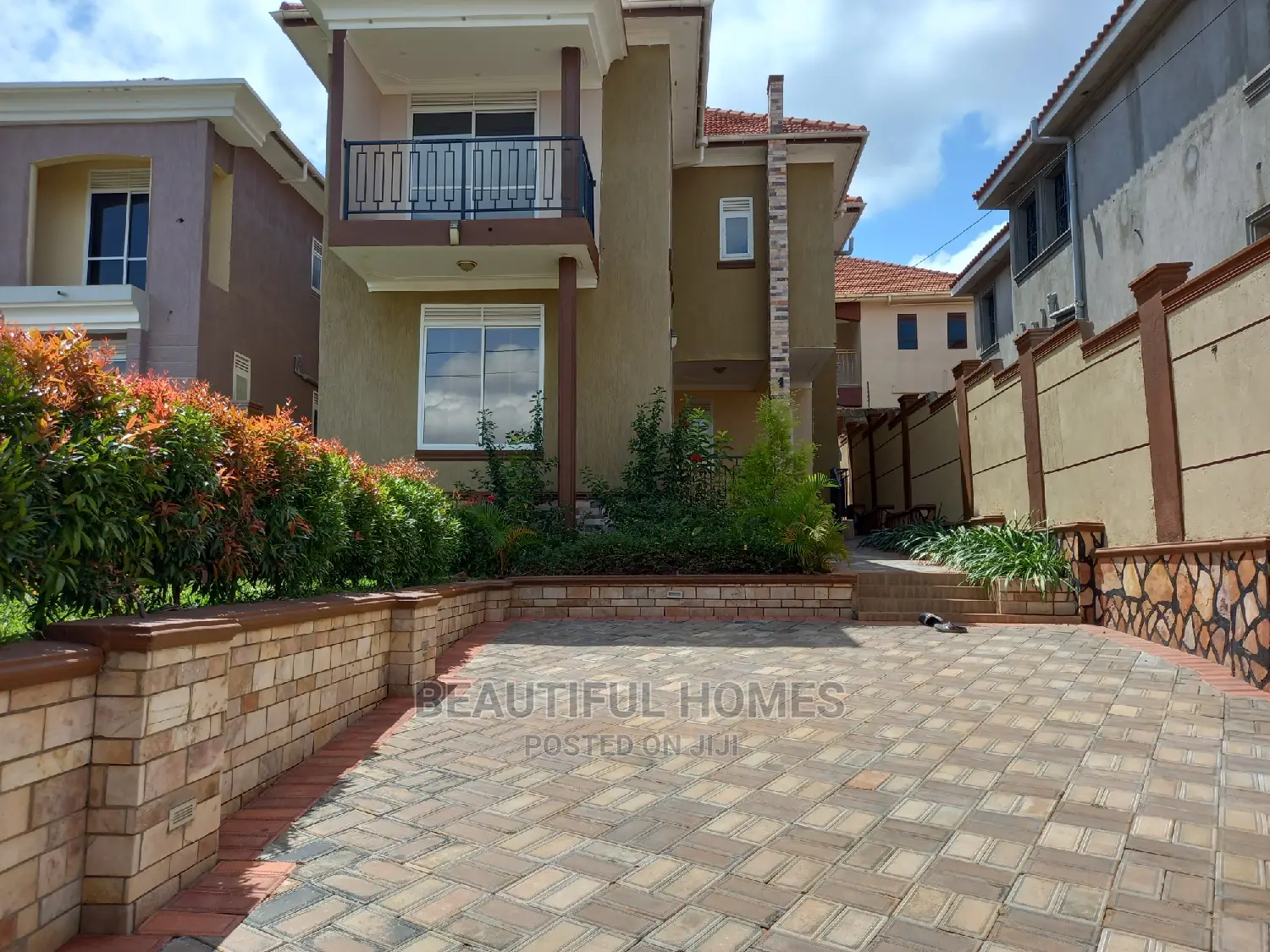 Furnished 4bdrm Mansion in Kira Tarmacked for Sale