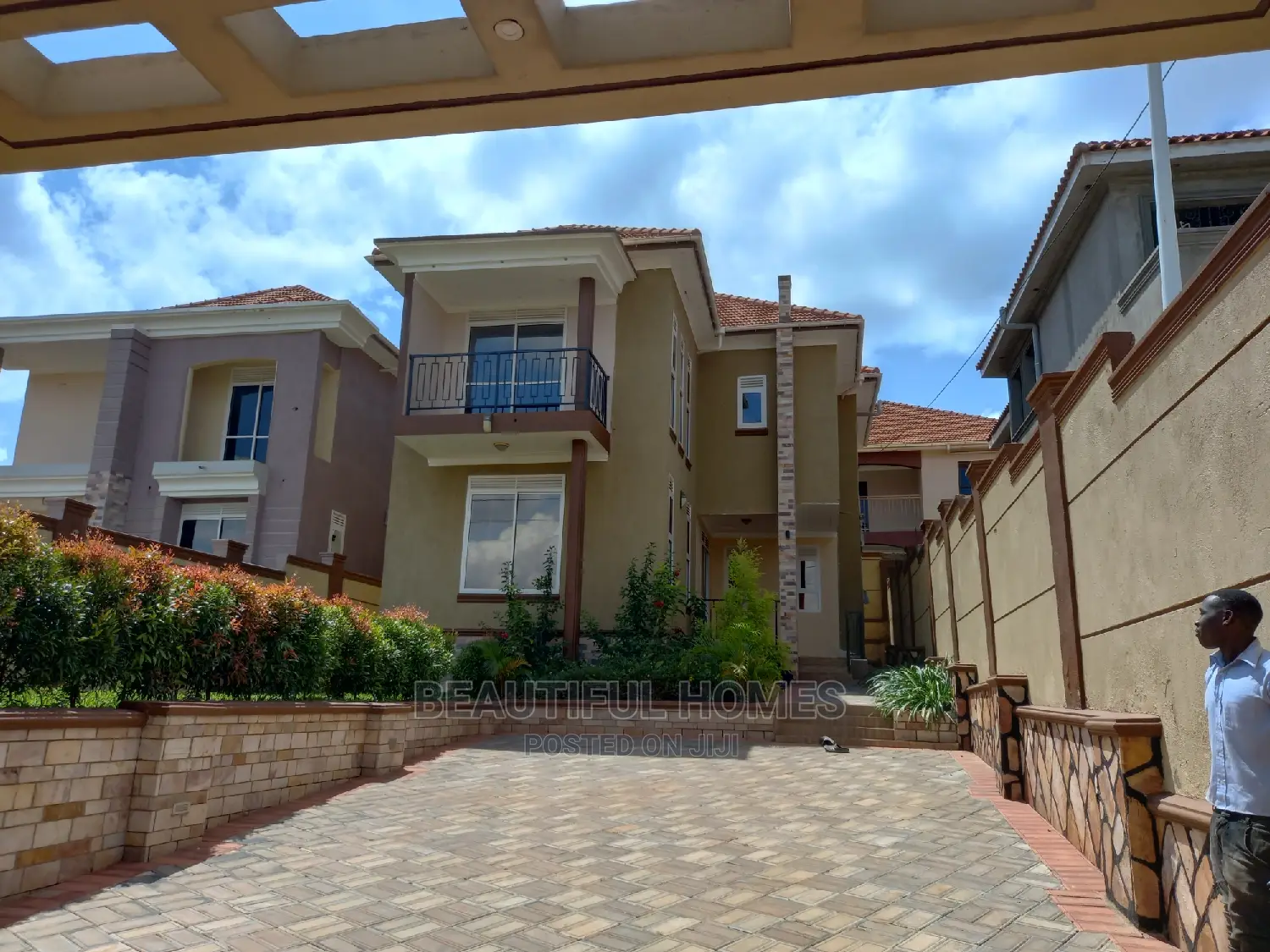Furnished 4bdrm Mansion in Kira Tarmacked for Sale