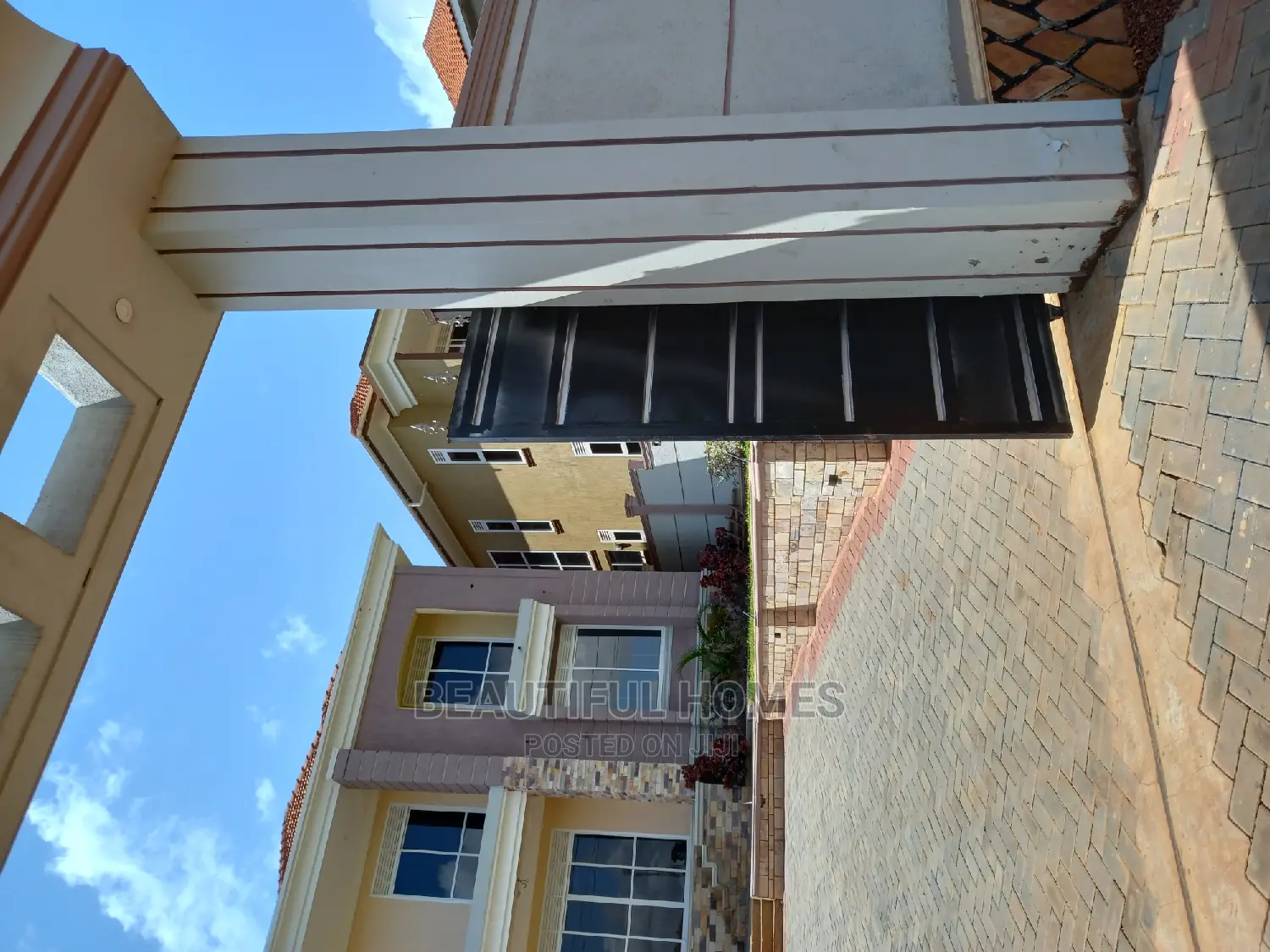 Furnished 4bdrm Mansion in Kira Corporate Lane for Sale